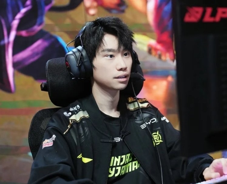 Rookie爆冷击败中国队，战术调整震惊全场！